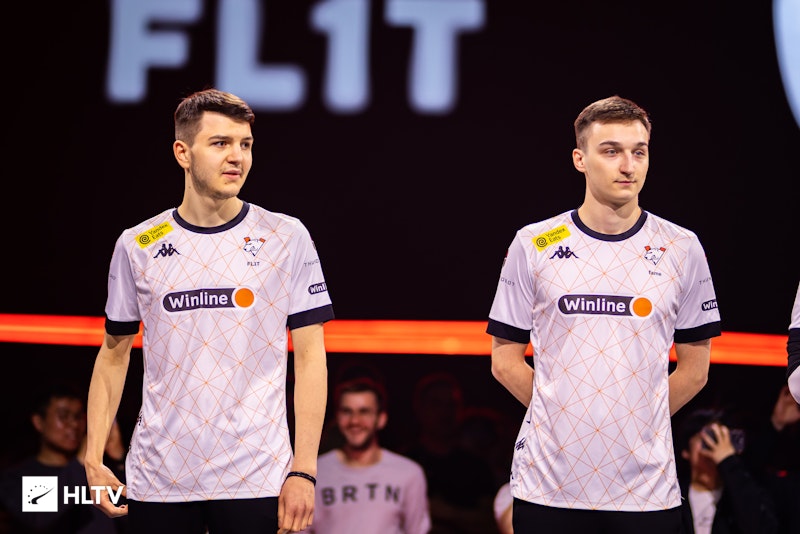 Главная иллюстрация материала «Virtus.pro выставила FL1T и fame на трансфер»