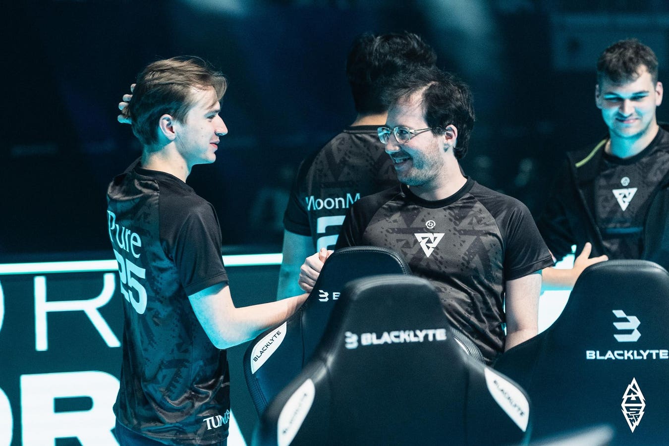 Игроки Tundra празднуют победу на турнире по Dota 2