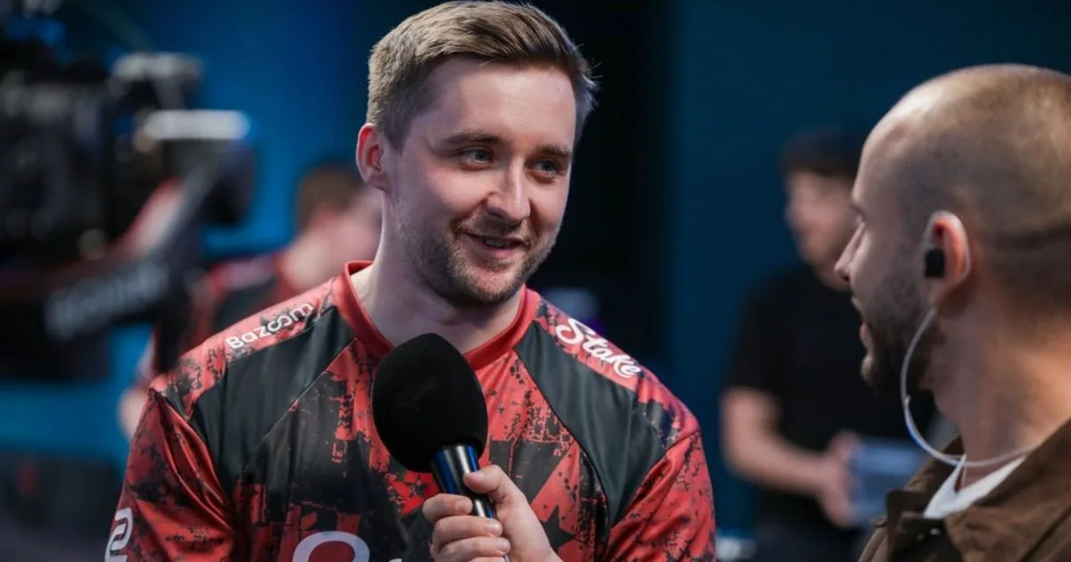 Игрок Astralis даёт интервью с микрофоном Stake после матча
