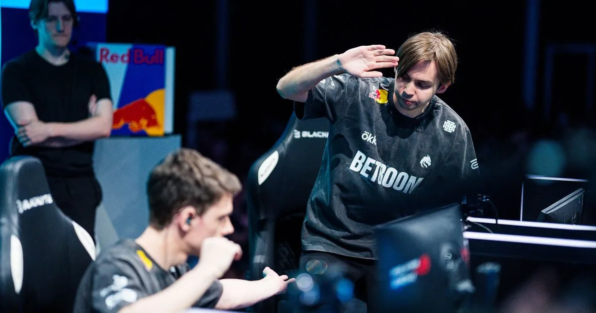 Игроки Team Spirit в джерси BETBOOM на сцене BLAST Open