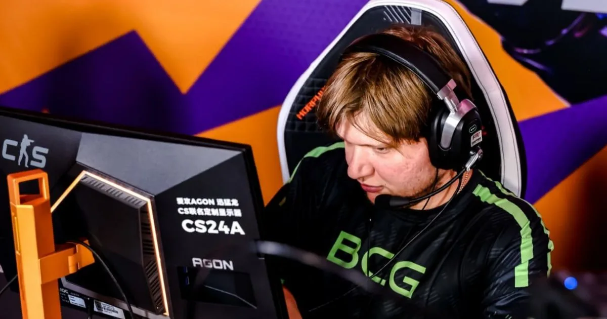 Игрок BC.Game — команды, которую затронуло новое правило VRS, — в гарнитуре за компьютером на LAN-турнире