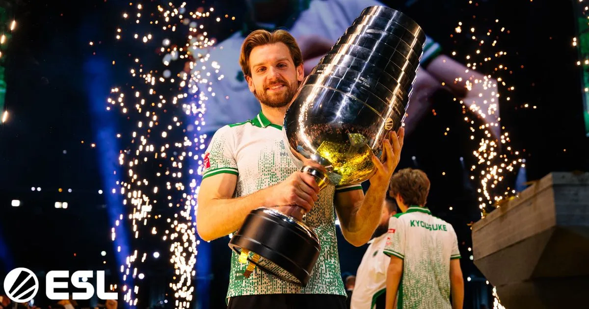 Игрок Falcons поднимает трофей IEM Cologne под фейерверк на сцене ESL
