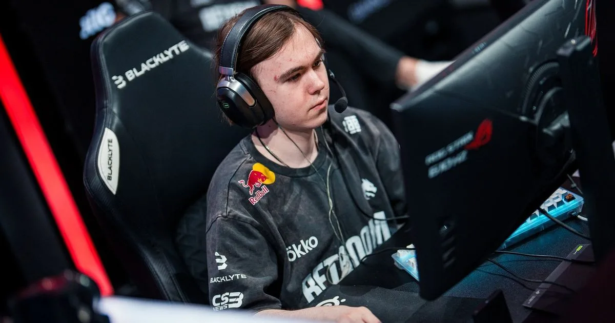Игрок Team Spirit в наушниках за компьютером на сцене ESL Pro League
