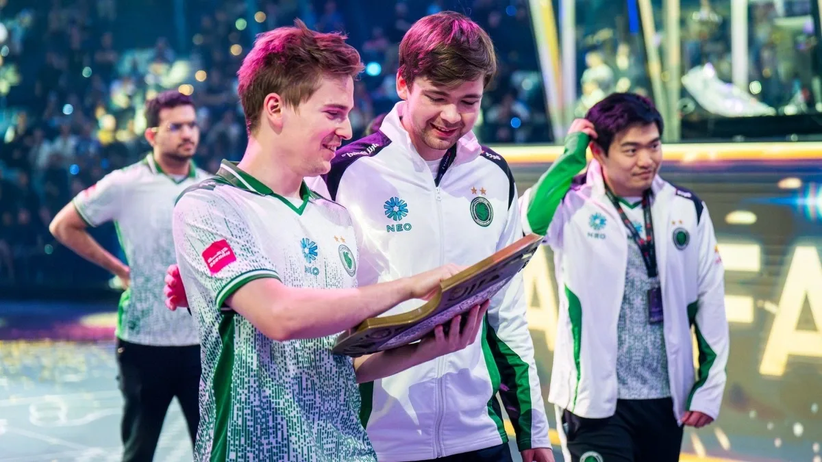 Состав Team Falcons по Dota 2 на сцене