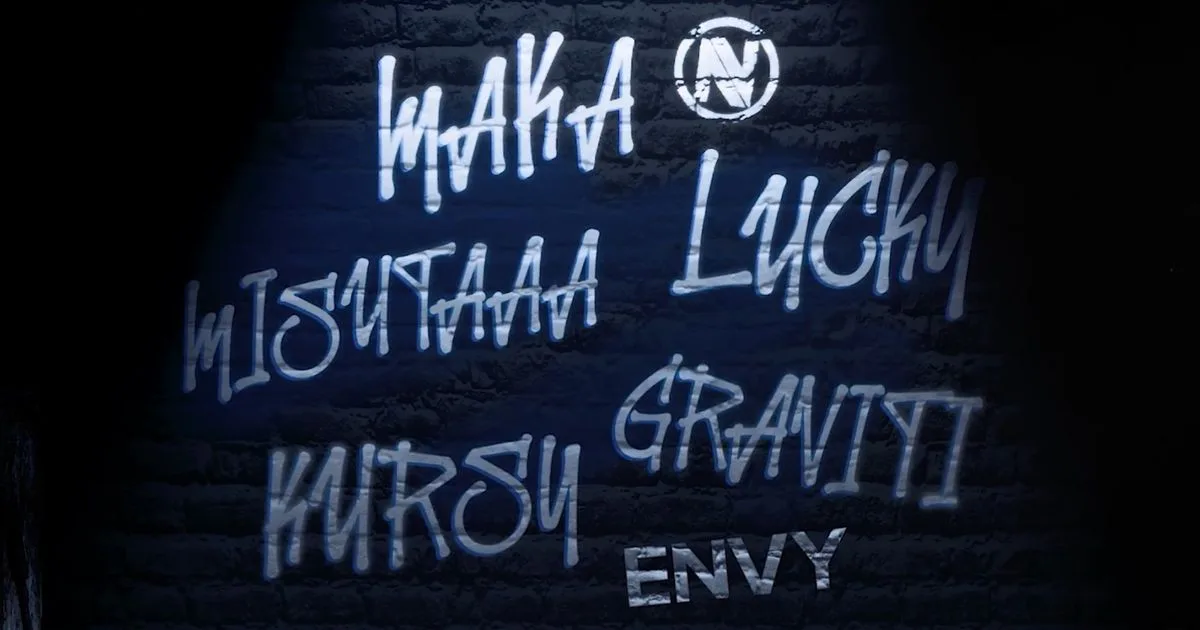 Ники игроков Envy — Maka, Lucky, misutaaa, Kursy, Graviti — на кирпичной стене с логотипом клуба