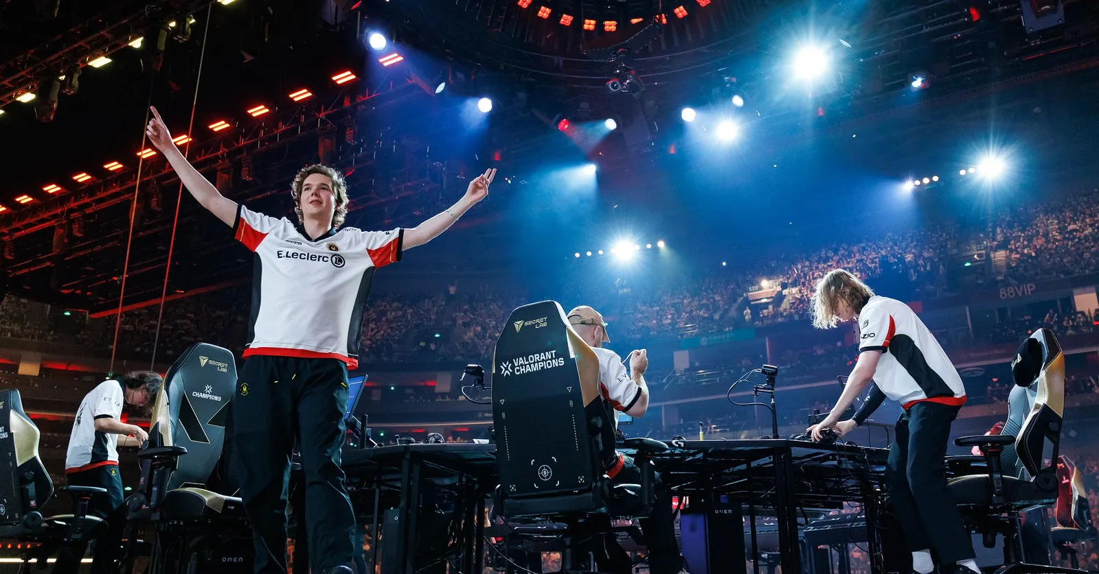 Игроки Team Vitality на сцене нижнего финала Champions Shanghai