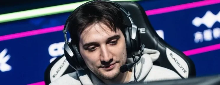 Arteezy в наушниках за игровым местом