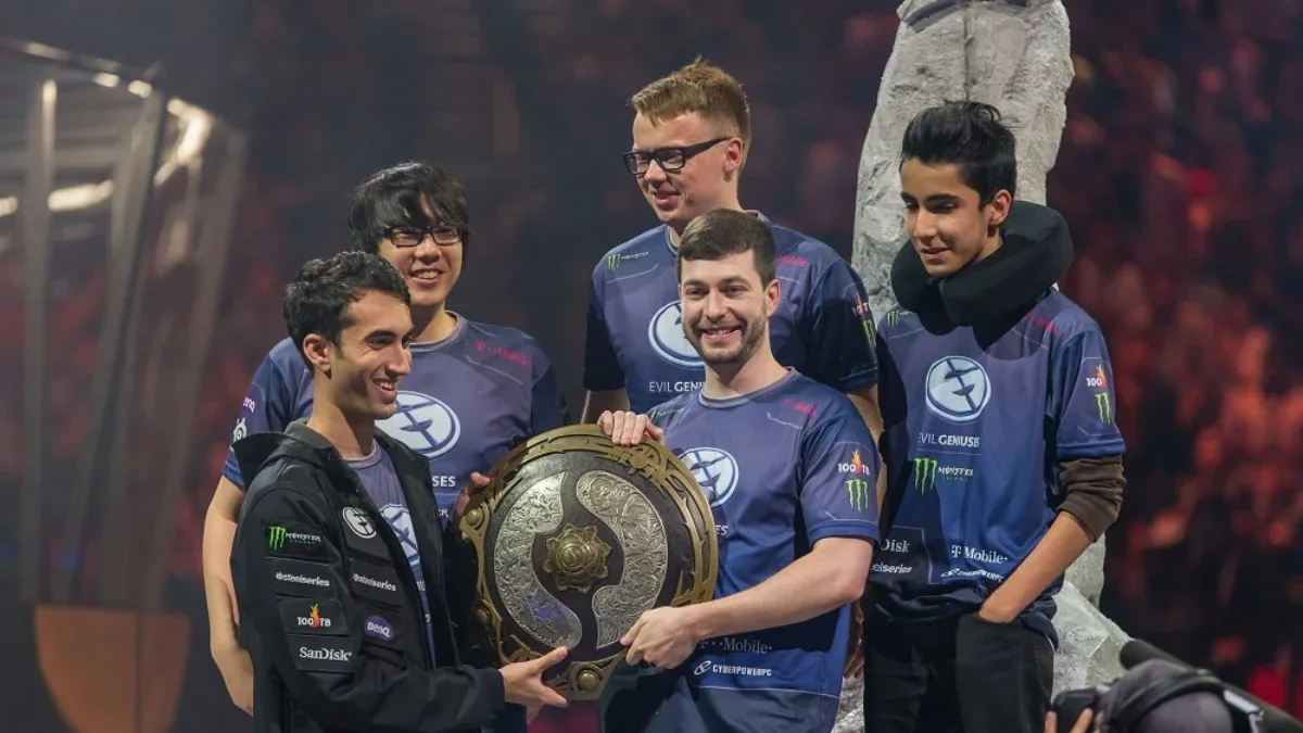 SumaiL и Evil Geniuses на The International 2015 с трофеем чемпионов