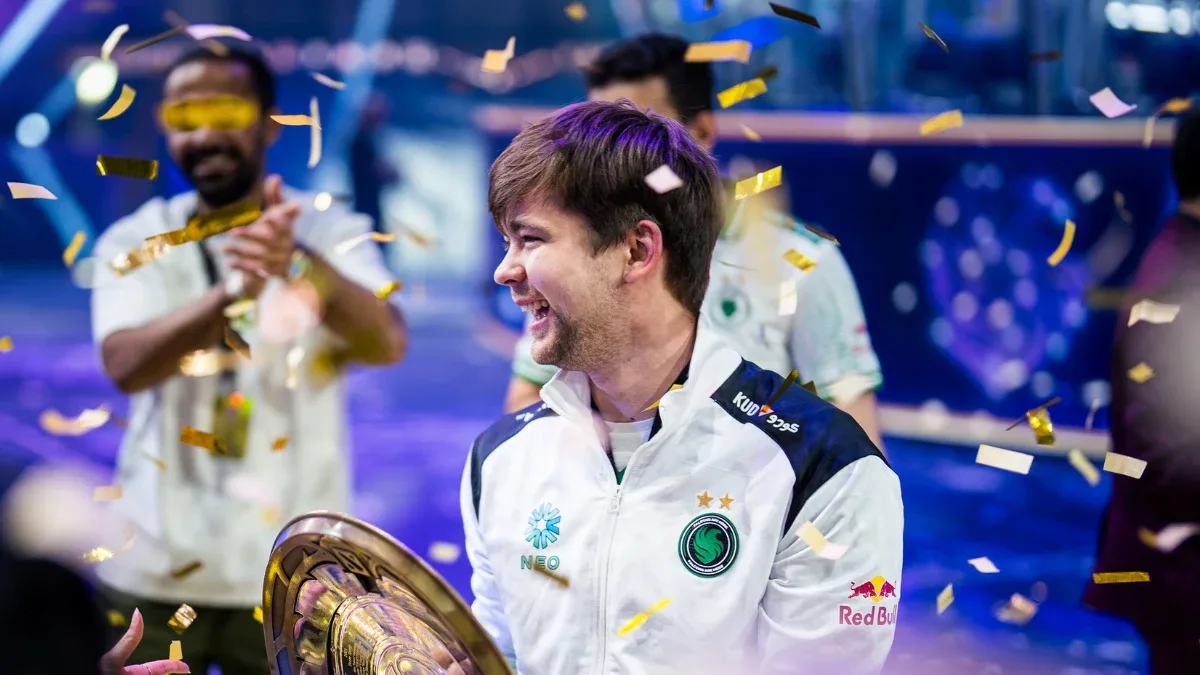 Malr1ne с Aegis of Champions после победы на The International 2025 в составе Team Falcons